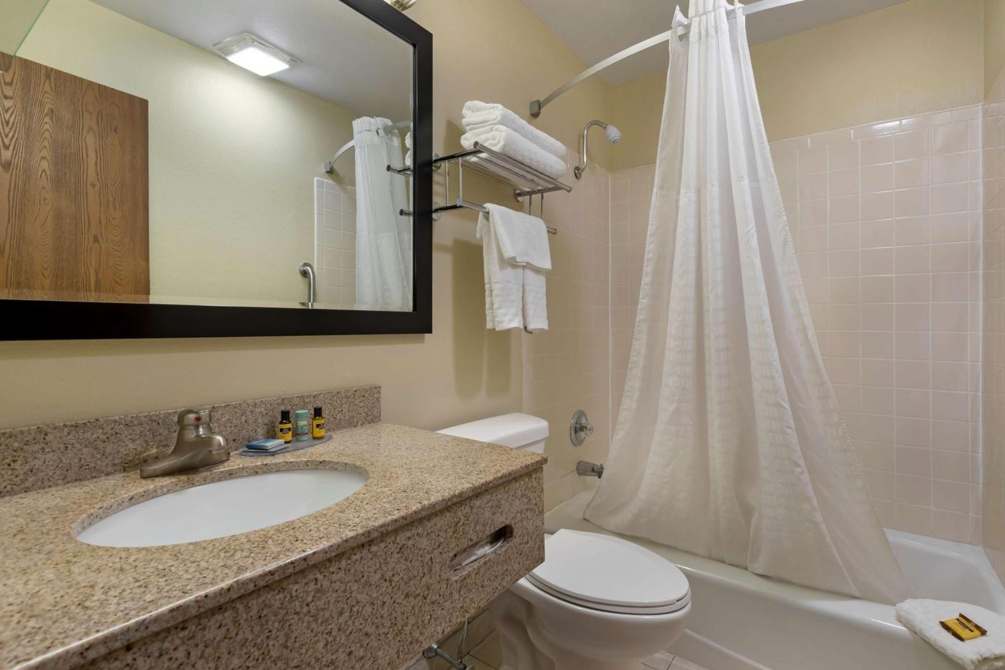 Best Western Plus Altoona Inn Екстериор снимка