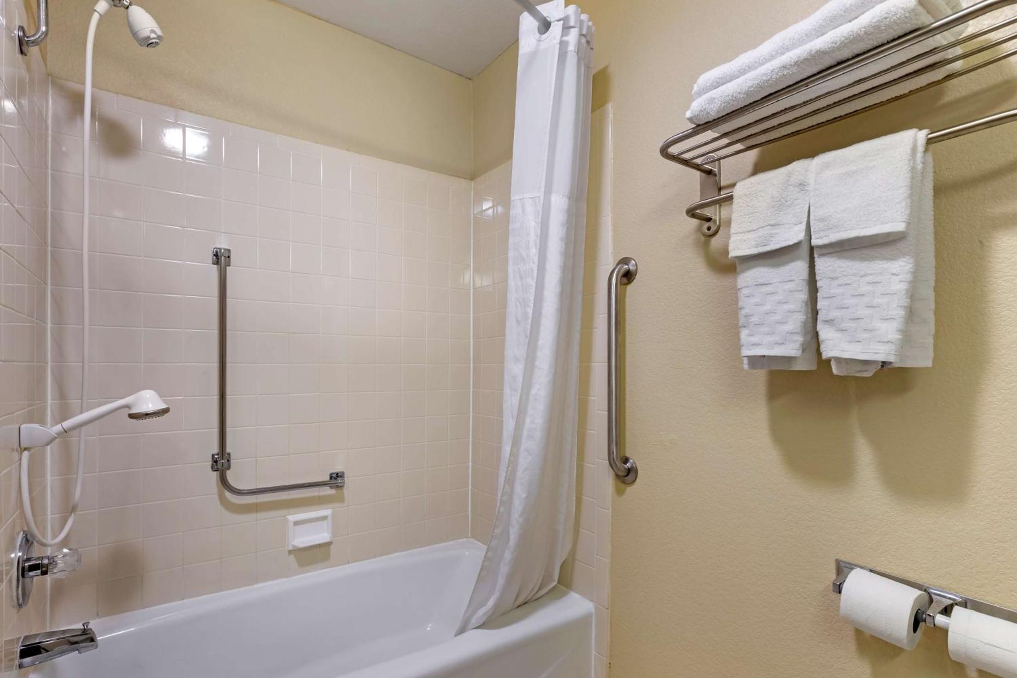 Best Western Plus Altoona Inn Екстериор снимка